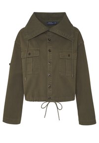 Avkortad olivgrön jacka med stor krage, knappstängning, två framfickor och justerbar dragsko i nederkant.