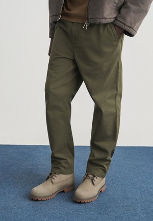 FLINT PANT - Blugi loose fit - leaf  garment dyed