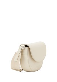 Eine kleine, cremefarbene Crossbody-Tasche aus glattem synthetischem Material, mit einer abgerundeten Form und einem Klappenverschluss mit einem Stoffriemen.