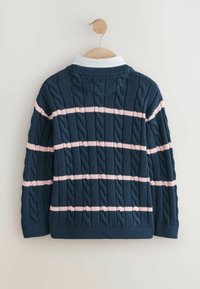 Sweater en tricot torsadé bleu marine avec des rayures horizontales roses, col et poignet côtelés, texture lisse, suspendu à un cintre en bois sur fond clair.