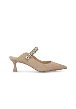 Chaussure slingback en suède beige avec un bout pointu et un talon bas, ornée d'un bandeau décoratif de strass sur le dessus.
