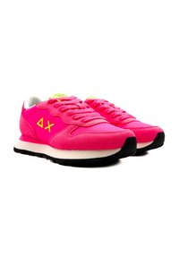 Scarpe da ginnastica rosa brillante caratterizzate da una combinazione di camoscio e tessuto, suola nera a contrasto e dettagli gialli sui lati e sulla linguetta.