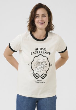 T-shirt en coton blanc avec col et poignets noirs, arborant un design graphique d'une rose et un texte : "CLUB DE BIEN-ÊTRE SPORTIF EXCELLENCE ACTIVE."