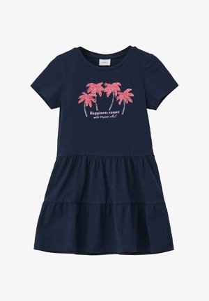 Granatowa sukienka z krótkim rękawem i warstwowatym dołem, różowy motyw palmy i napis "Szczęście przychodzi z tropikalnymi wibracjami!" na piersi.