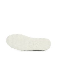Witte rubberen schoenzool met een getextureerd grippatroon en een merklogo in het midden gestanst op een witte achtergrond.
