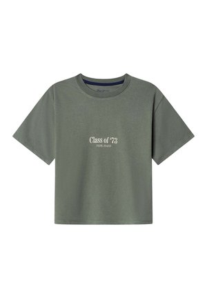 Korte mouw olijfgroene T-shirt met ronde hals en witte tekst "Class of '73 PEPE JEANS" gedrukt in het midden aan de voorkant.