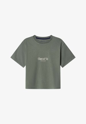Korte mouw olijfgroene T-shirt met ronde hals en witte tekst "Class of '73 PEPE JEANS" gedrukt in het midden aan de voorkant.
