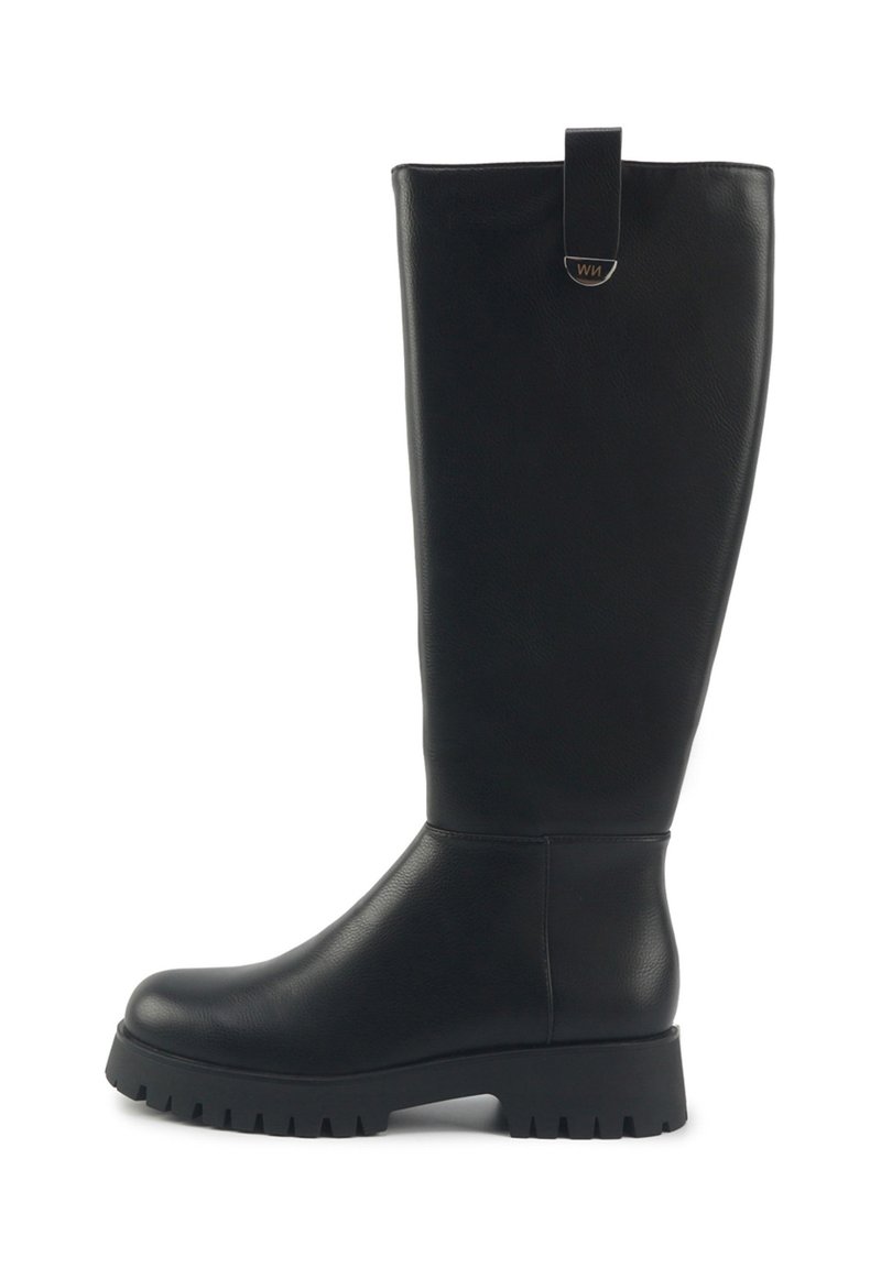 Bottes noires à hauteur de genou en cuir lisse, dotées d'une semelle épaisse et robuste, une couture à l'avant et une languette en boucle en haut pour un enfilage facile.