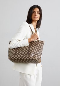 Selecionado, warm brown