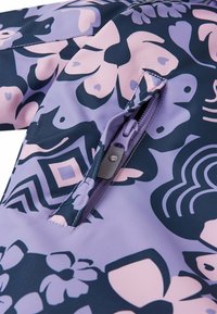 Tela de patrón floral en tonos púrpura y rosa con un cuello plegado y un cierre lateral. El material parece suave y duradero, con acentos geométricos.
