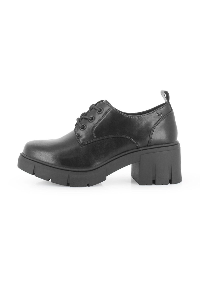 Zapato negro de cuero con cordones, con un tacón contundente y una suela texturizada. Presenta punta redondeada y acentos de costura.