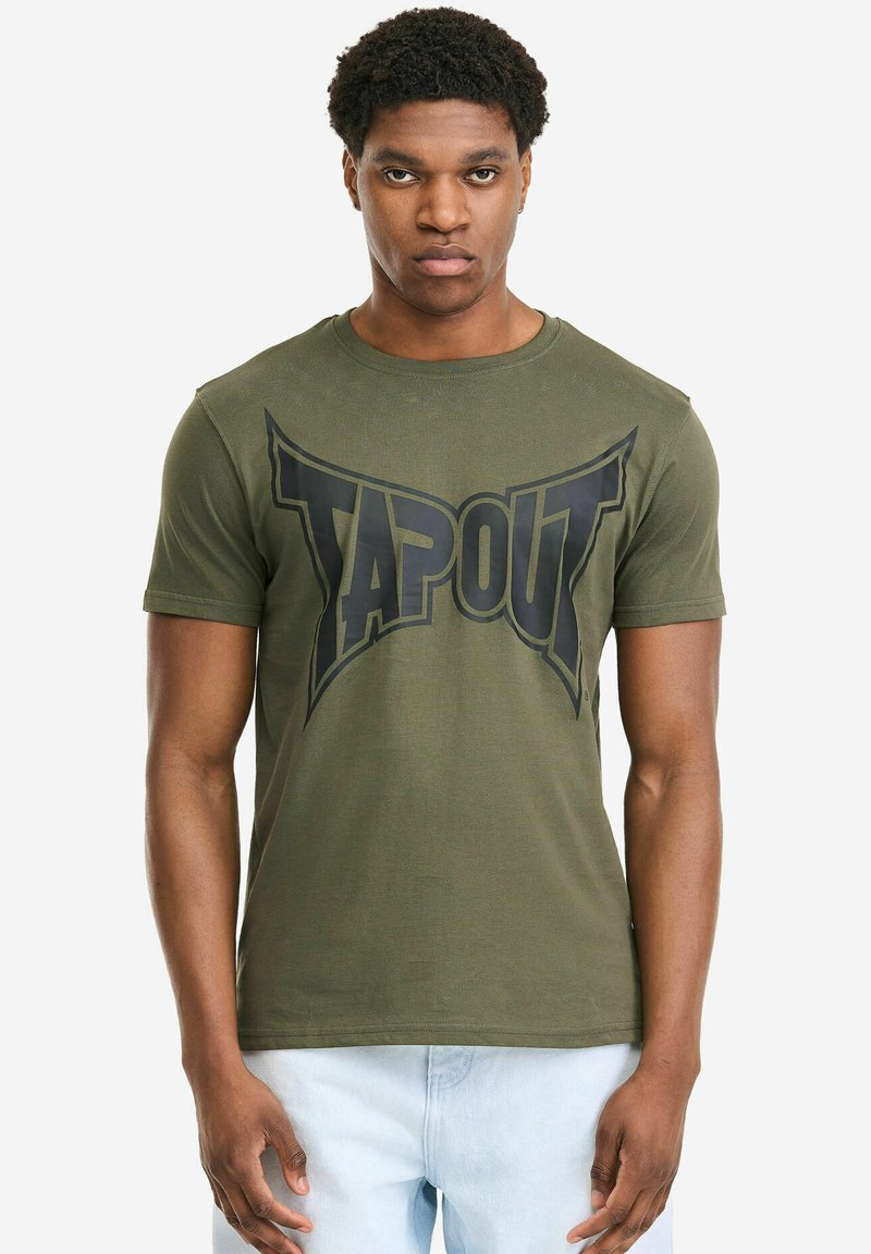 Olivgrünes Baumwoll-T-Shirt mit kurzen Ärmeln, das ein großes schwarzes "TAPOUT"-Logo in einem fetten, kantigen Design über die Brust zeigt.