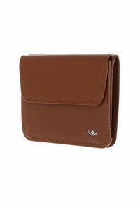 Portefeuille trifold en cuir marron avec une fermeture à rabat et un petit logo argenté dans le coin inférieur droit, photographié sur fond blanc.