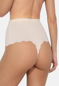 Hoge taille, naadloze nude onderbroek met een gladde textuur en geschulpte randen, gemaakt van een zachte, rekbare stof.