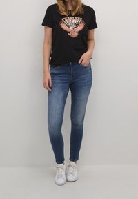 Culture T-shirt med print - black