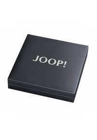 Schwarze rechteckige Box mit strukturiertem Finish, auf dem Deckel in silberner Schrift mit dem Namen "JOOP!". Leicht erhöhte Kanten.