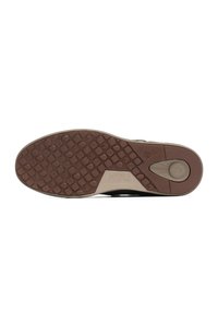 Suola della scarpa in gomma marrone testurizzata con un motivo esagonale, un intersuola beige e dettagli dello branding in rilievo per una migliore aderenza.