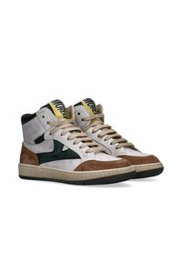 Hoge sneakers in wit, bruin en groen leer, met beige veters, een gestructureerde zool en een zwart en gele merkrand.
