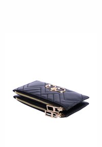 Cartera de cuero acolchado negro con dos cremalleras en tono dorado y un logo embosado. Presenta un diseño delgado y una superficie texturizada.