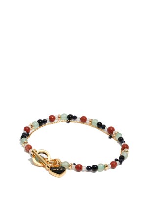 Pulsera en tono dorado con cuentas multicolores: roja, verde, negra y azul, con un cierre tipo toggle y un pequeño charm en forma de corazón.