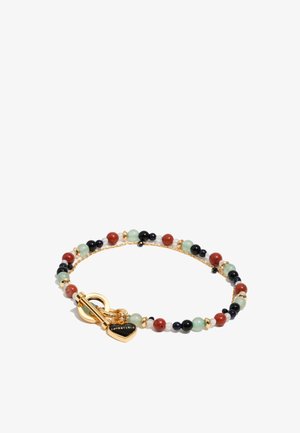 Pulsera en tono dorado con cuentas multicolores: roja, verde, negra y azul, con un cierre tipo toggle y un pequeño charm en forma de corazón.