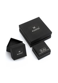 Mustast ümbertöödeldud paberist kastid erinevates suurustes, millel on matt viimistlus ja brändi nimi "KUZZOI" trükitud valgel esiküljel.