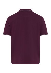 Bordeaux polo shirt met een kraag, korte mouwen en contrasterende witte bies op de mouwranden. Glad stoftextuur, eenvoudige uitstraling.