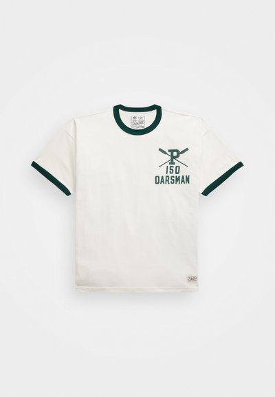 Krémové tričko s krátkým rukávem a tmavě zeleným žebrovaným límcem a manžetami. Obsahuje grafický potisk zkřížených veslovacích pádel a text "150 OARSMAN".