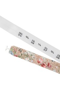 Ein Blumendesign-Maßband in verschiedenen Rosa- und Blautönen, mit einem Stahlhaken. Ein weißes Maßband mit gedruckten Graduierungen ist ebenfalls vorhanden.
