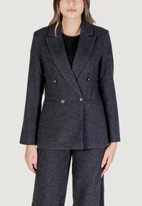 Blazer grigio antracite doppiopetto in tessuto a spina di pesce, con bottoni argentati, rever a punta e taglio dritto. Frontale liscio, maniche lunghe.