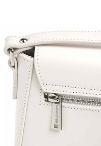 LANCASTER TROTTEUR A RABAT AIMANTÉ SUAVE EVEN - Sac bandoulière - ecru