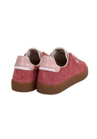 Ein Paar rosa Wildleder-Sneaker mit hellrosa Akzenten und braunen Gummisohlen, gezeigt aus der Rück- und Seitenansicht.