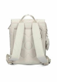Sac à dos beige clair avec une texture rembourrée, des bretelles réglables et une poignée supérieure. Présente un design géométrique et une poche latérale avec des accessoires.