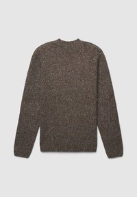 Brauner Strickpullover mit einem strukturierten, gefleckten Muster, langärmlig und mit einem runden Ausschnitt. Keine sichtbaren Verzierungen.