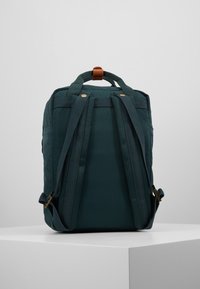 Doughnut MACAROON BACKPACK UNISEX - Mochila - slate green/yellow