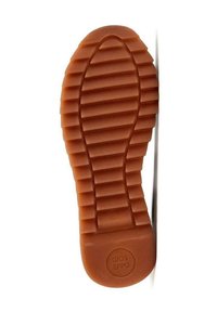 Suela de zapato de goma marrón con un patrón texturizado y estriado, y un logo circular "GIOS EPPO" cerca del talón. Diseño plano, ligeramente contorneado.