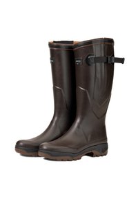 Botas de goma marrones con superficie texturizada, puntera reforzada, correa ajustable y suela de tracción prominente. Logo exhibido en los laterales.