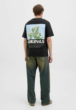 Crna pamučna majica s velikim grafičkim prikazom kaktusa na svijetloplavoj podlozi, s natpisom "ORIGINALS SINCE 1990" u bijeloj boji.