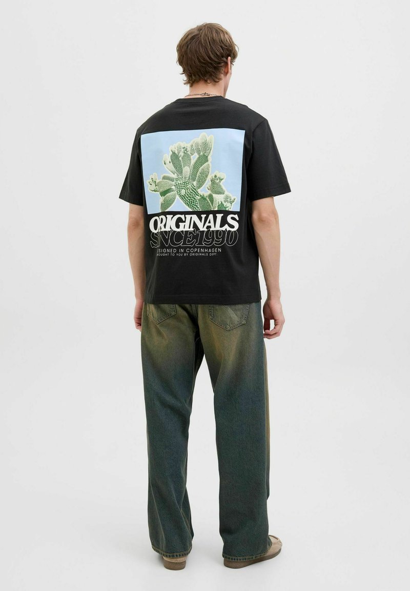 Must beeline musta cactuse graafika helesinis taustal, valgetes tähtedes "ORIGINALS SINCE 1990" tekstiga.