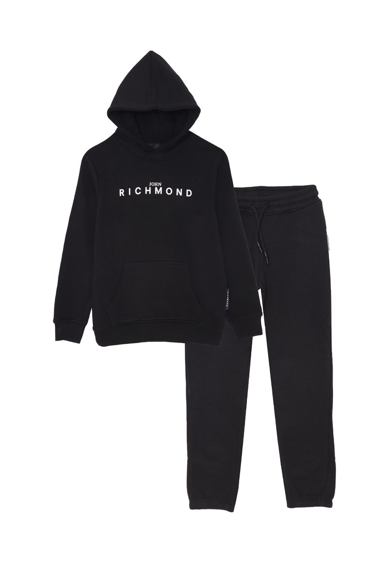 Felpa nera con cappuccio e tasca frontale, con la scritta "John Richmond" abbinata a pantaloni della tuta neri con coulisse e polsini elasticizzati.