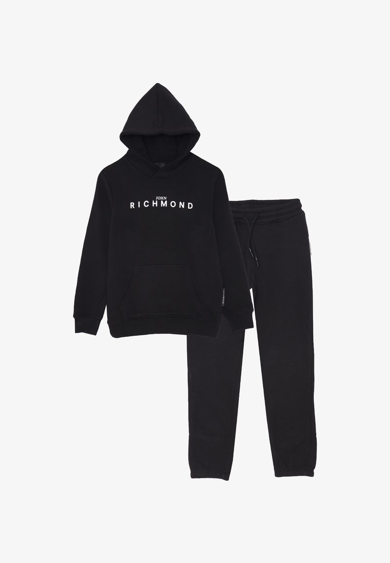 Felpa nera con cappuccio e tasca frontale, con la scritta "John Richmond" abbinata a pantaloni della tuta neri con coulisse e polsini elasticizzati.