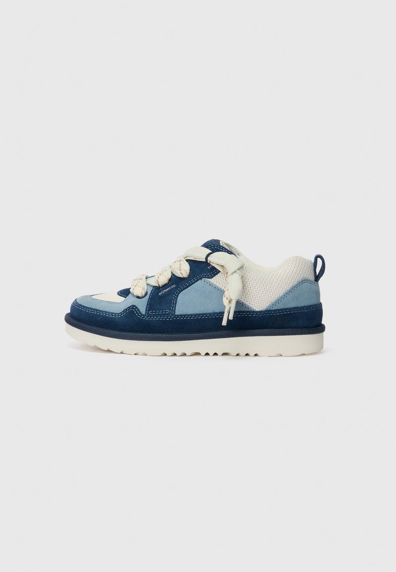 Blå och ljusblå sneaker med meshpaneler och dekorativ sömnad. Har krämfärgade snören och en texturerad gummisula. Platt häl.