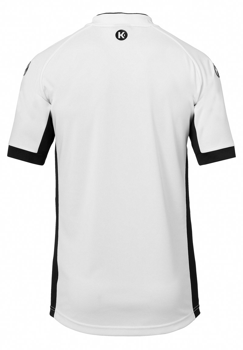 Weißes Sporttrikot mit schwarzen Akzenten, kurzen Ärmeln und einem runden Kragen. Verfügt über ein Logo auf der Rückseite und kontrastierende Seitenelemente. Glatte Textur.