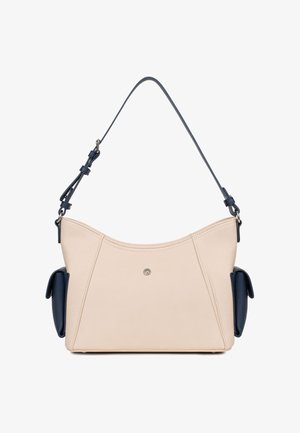 Borsa beige con tracolla regolabile blu scuro e tasche laterali blu scuro, con un piccolo bottone a scatto in metallo sul davanti.