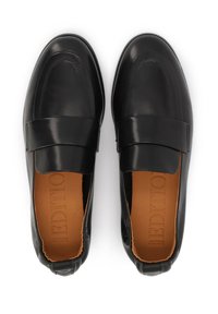 Melni ādas loafers ar gludu virsmu un plašu jostu pār kājas instepu. Brūni iekšējie zolītes un smalka dūriena gar malām.