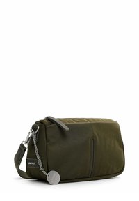 Borsa in tessuto verde oliva di forma rettangolare, con chiusura a zip, tracolla decorata da catena e tasca laterale. Etichetta logo in metallo attaccata.