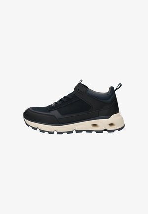 Czarne buty sportowe z teksturowaną cholewką, wyściełanym kołnierzem i masywną beżową podeszwą z otworami wentylacyjnymi. Sznurówki w standardowym wzorze.