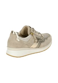 Beige Wildleder-Sneaker mit metallischen Akzenten, strukturierten Details, Schnürverschluss und Gummisohle. Seitenreißverschluss für einfachen Zugriff.