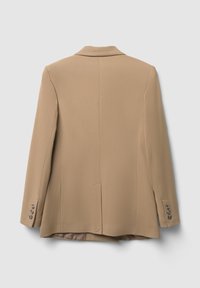 Blazer beige avec une fente arrière, col à revers et trois boutons sur chaque manche. Tissu lisse avec un léger éclat.