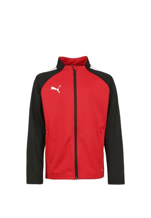 Rode en zwarte zip-up jas met lange mouwen, featuring een hoge kraag en een wit logo op de borst. Gladde textuur, atletisch design.